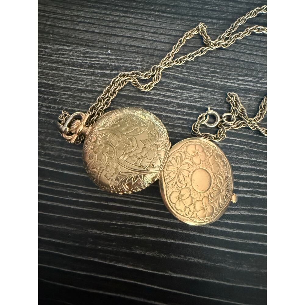 6/$25 Vintage Gold Chain Secret Photo Pendent Necklace - Picture 3 of 5